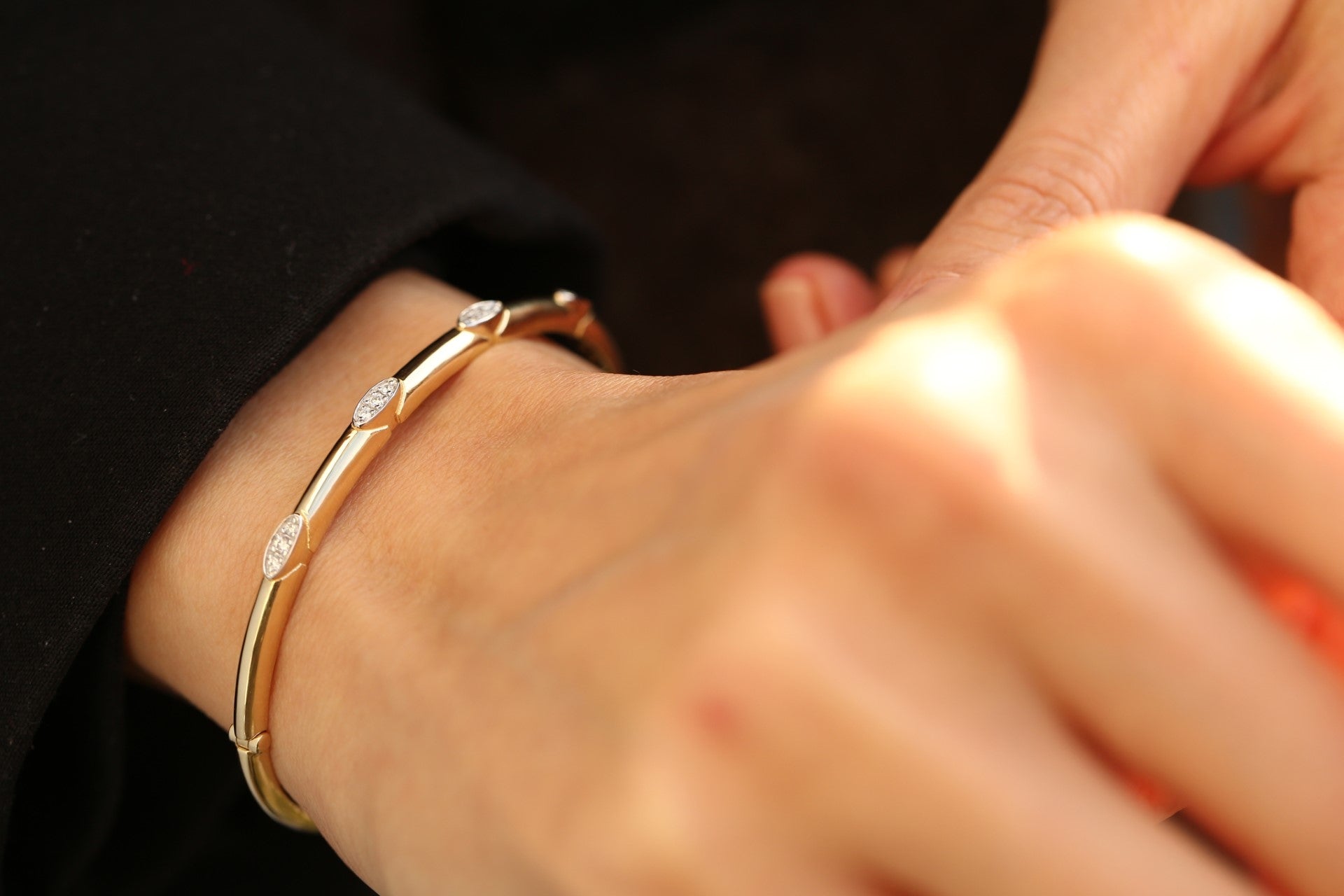 Insula Round Bangle