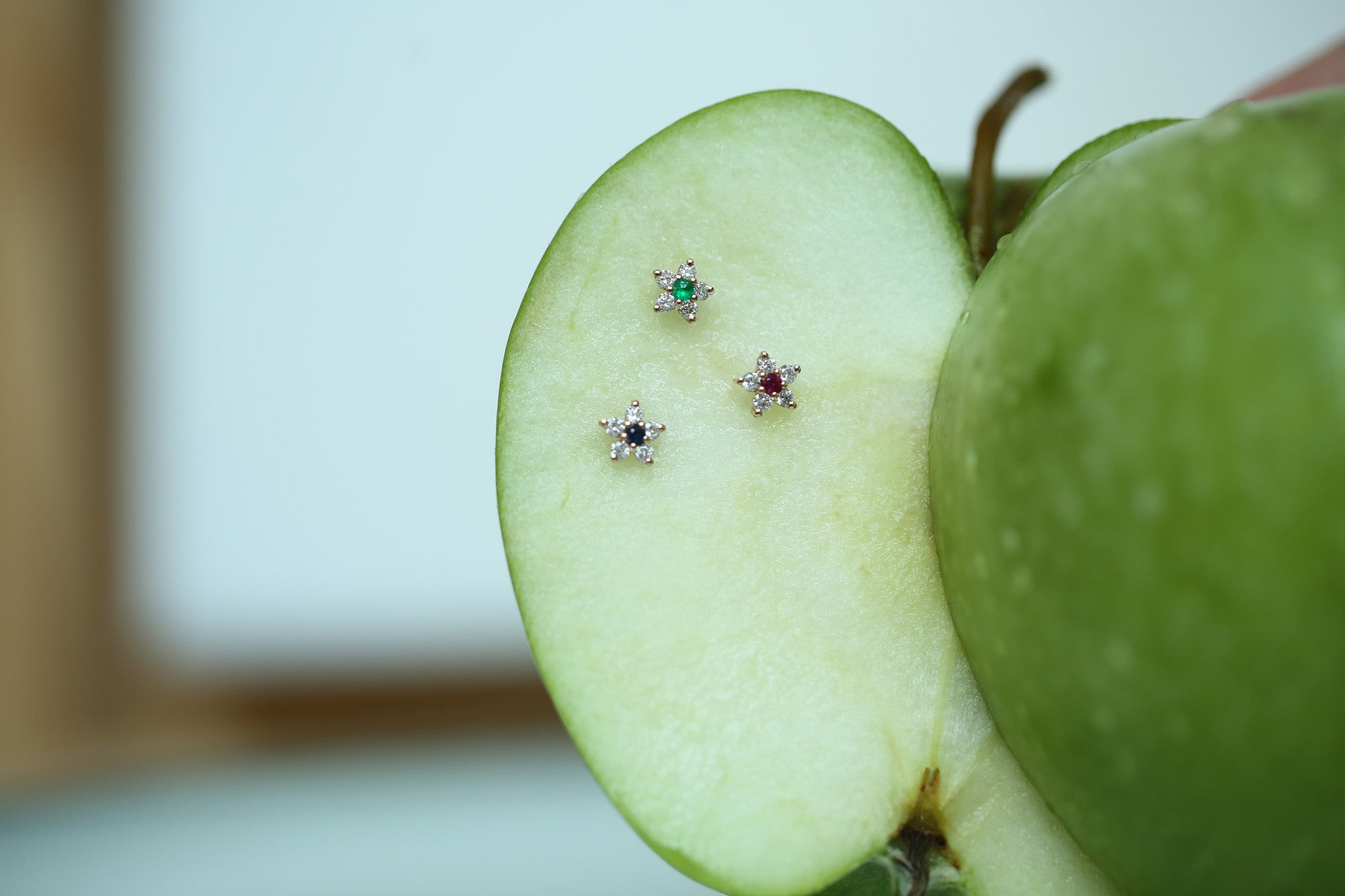 Cemre Sapphire Piercing